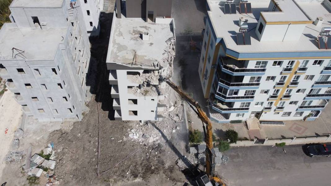 Sıfır bina yan yattı: İnşaatı yaparken zemini kontrol eden olmadı mı! Korkutan manzara 11